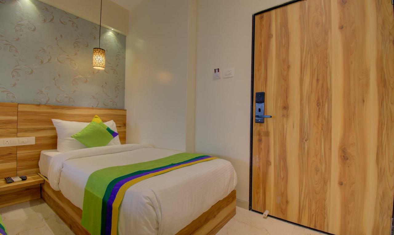 Hotel Amisha International Σουράτ Εξωτερικό φωτογραφία