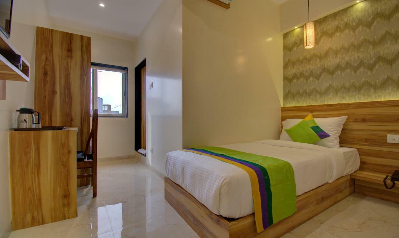 Hotel Amisha International Σουράτ Εξωτερικό φωτογραφία